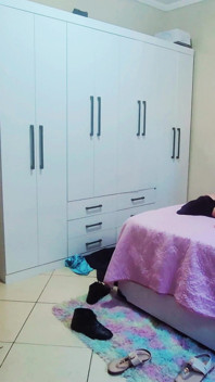 Esposa se masturba e espera que seu marido chegue para engravidar.