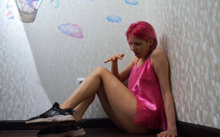 Vasya Sylvia: Une fille lèche et crache sur les pieds