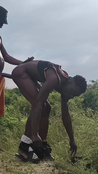 Une black crémeuse décide de baiser pour une énorme bite après un long moment dans un site gouvernemental abandonné