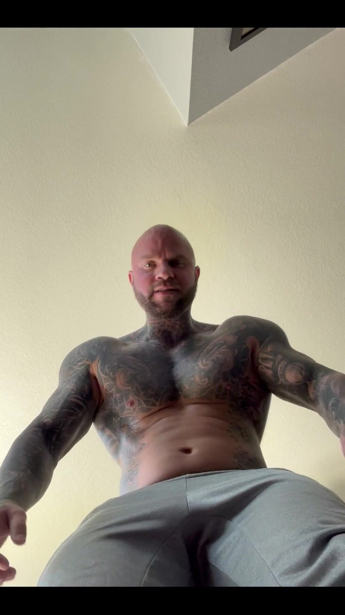 Jasons feet: Dev Jason Tiny City'de eğiliyor