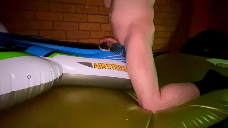 Aussie bi boy: L'aereo intex blu in lattice scopa sul letto ad acqua