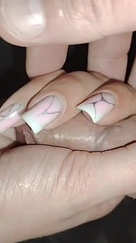 Die schöne und sanfte Hand meiner stiefschwester hilft mir beim abspritzen, ihre kleine palme ist mit sperma bedeckt!