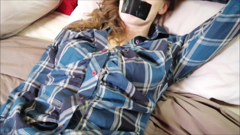 Yvonne: Malam Krismas: bahagian satu melancap di rumah dengan kaki saya...