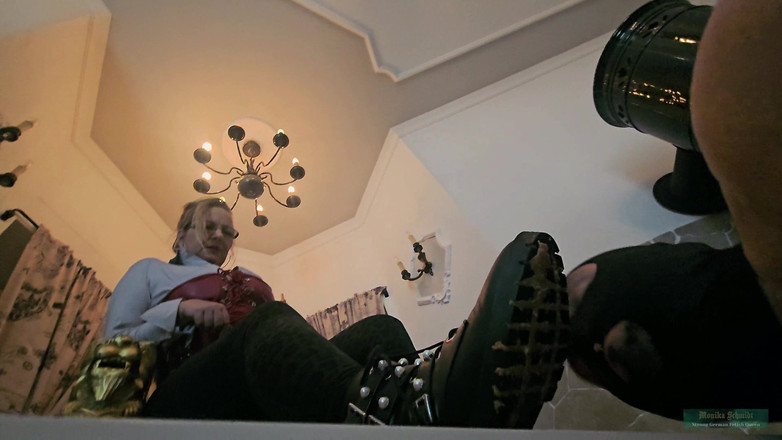 Strict Senz: Monika Schmidt Burger Écrase Une Géante En Crachats, Adoration Des Bottes