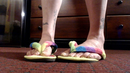 Abby Anna: 360' vista de las plantas maduras de los pies flipflops