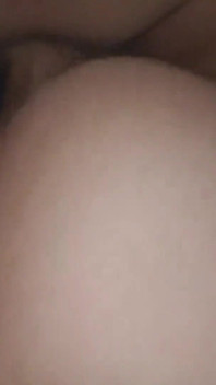 Eu dou a ele um bom boquete e ele me fode muito rico e duro que me faz gemer com prazer alto