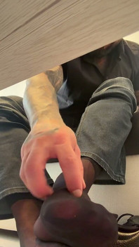 Le pied de mon athlète qui exhibe les démangeaisons au bureau : mon collègue me gratte les pieds et les pieds pendant que je suis sur une cal vidéo