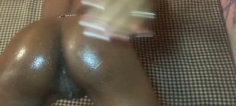 BrownGurl234: Hot petite brud skakar sin heta oljade röv och masserar...
