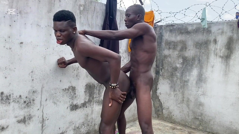 Bolatheboss: Ele disse que queria um pau grande, então ele foge...