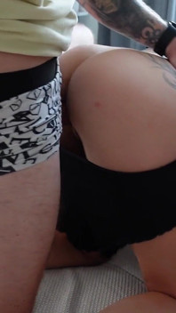 Styvsyster kom på mig med att runka och jag knullade henne grovt i alla positioner!