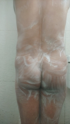 Butty89: Menampilkan Tarian pantat yang sekarang diminyaki.