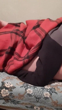 Wenn meine freundin meine muschi leckt, sehe ich mir Porno-Videos an, um schneller in ihren mund zu kommen