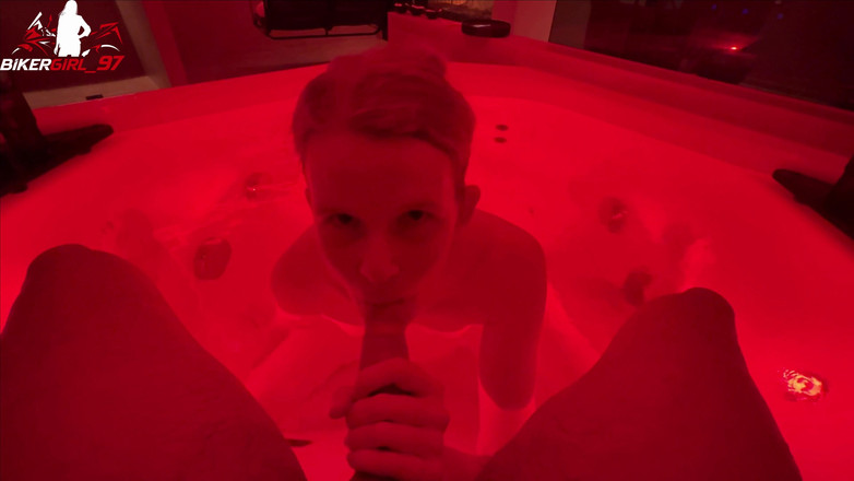 Bikergirl_97: Riskanter Geiler avsugning Im Spa! Ansikts Voll i Meine Fresse