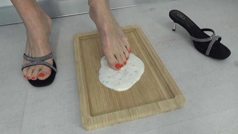 AnnaBUST: 私の美しい脚がヨーグルトに戻ってきました