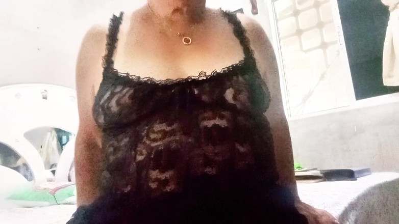 Gloryhot69: Máy bay bà già vô tình gửi video cho con...
