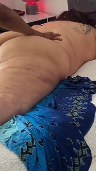 Un Arrapante Strofina Corpo Cremoso Da Un Amico Amante Del Toro Nero