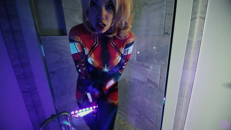 Little Puck: Captain Marvel người nước ngoài chơi tập thể