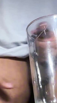 Napełnianie szklanki moją precum idzie nie tak