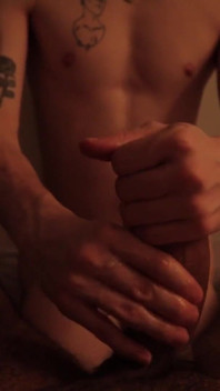 POV, une fille mince et sexy fait une branlette lentement sensible à son copain avec un jeu de sperme après l’éjac