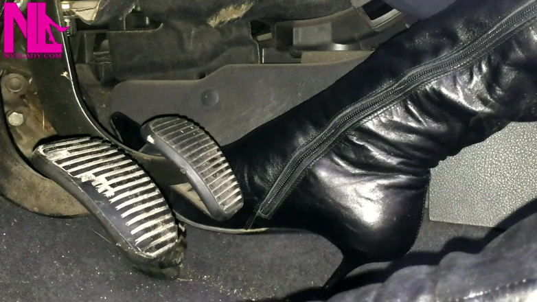 Nyllady: Mengepam pedal dan membuka baju kulit hitam saya dengan kasut...
