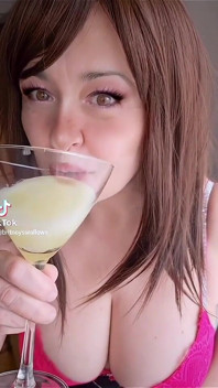 Britney trinkt zehn ladungen sperma aus einem glas