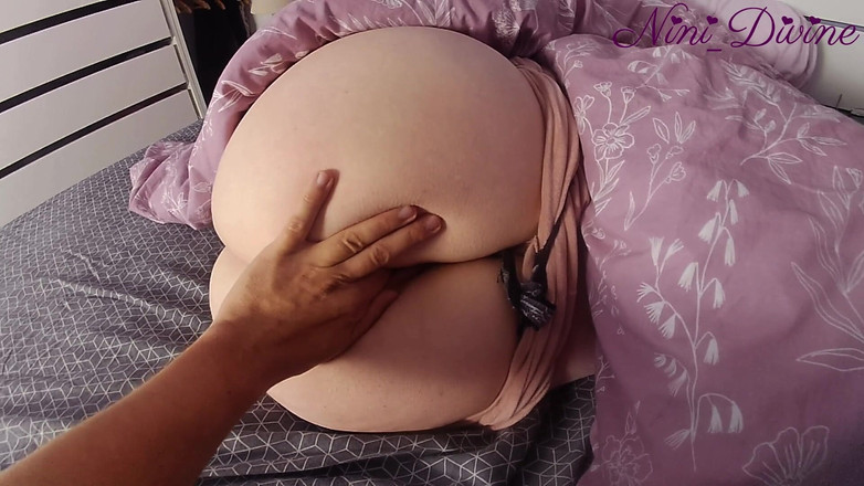 Nini Divine: 我抚摸我继妹想要操她的大圆屁股的紧致阴户！