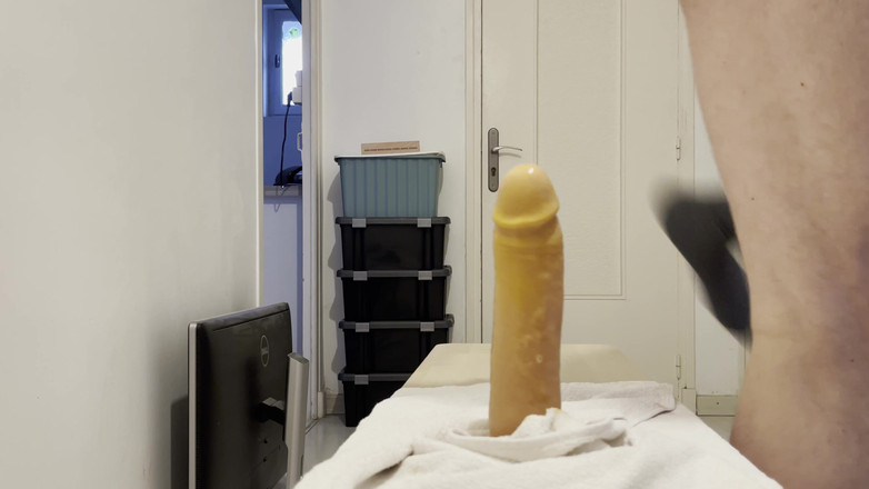 Aimeronds: Ich fahre meinen Dildo auf der Bank