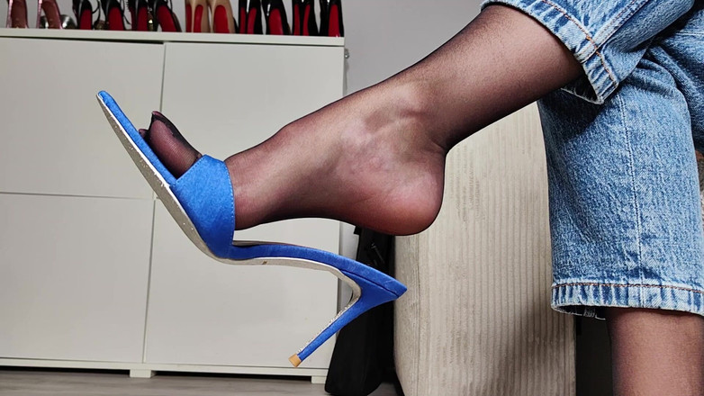 Goddess Lena: Nylonové punčochy, džíny a muly