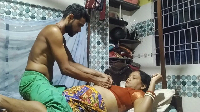 Indian anty hot sex: Мачуха займалася сексом з чоловіком під час носіння нового сарі та блузки.