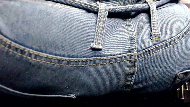 Maeling: Slampa tonåring förstörd i jeans röv-fyxiation med jätte röv omedveten