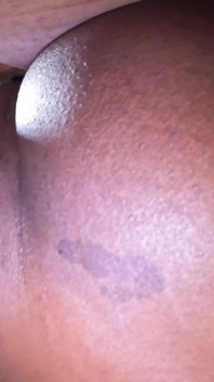 Ebony Butt anál na rohu stolu a vystříkaná do kundičky