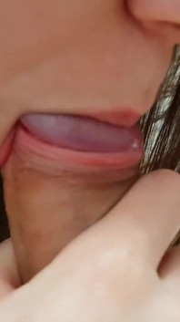 POV私は官能的なフェラをして私の膝の上にいます