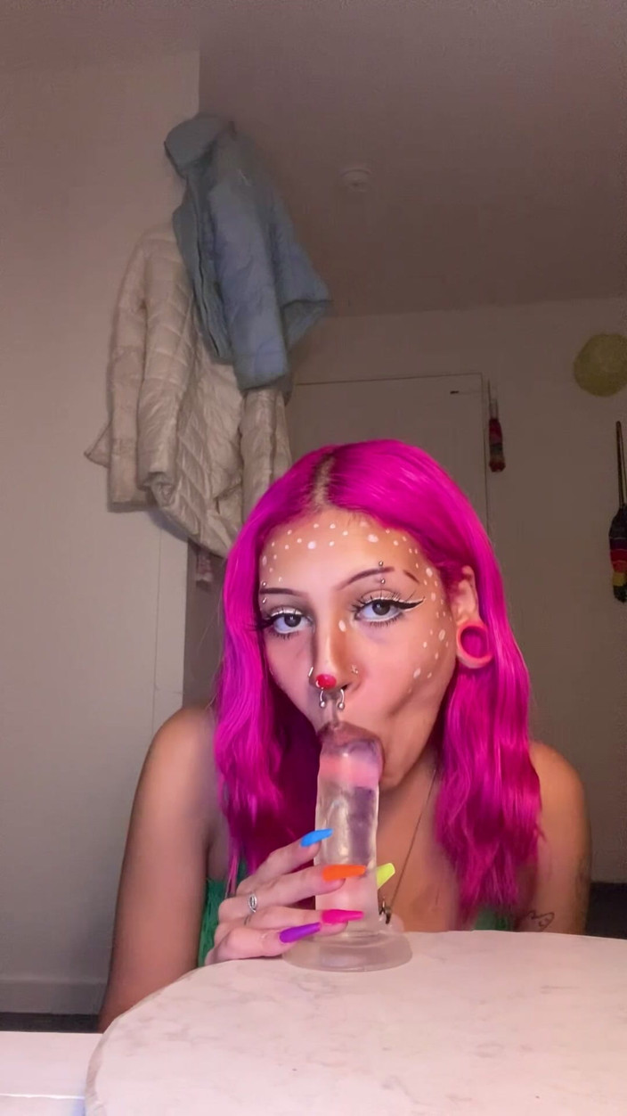 Nali Marie: La troia reindeer succhia un dildo Sbavando Sciatto gioco di...