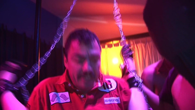 Spank-Bang: Cycata Niemka lubi swój pierwszy uległy gangbang