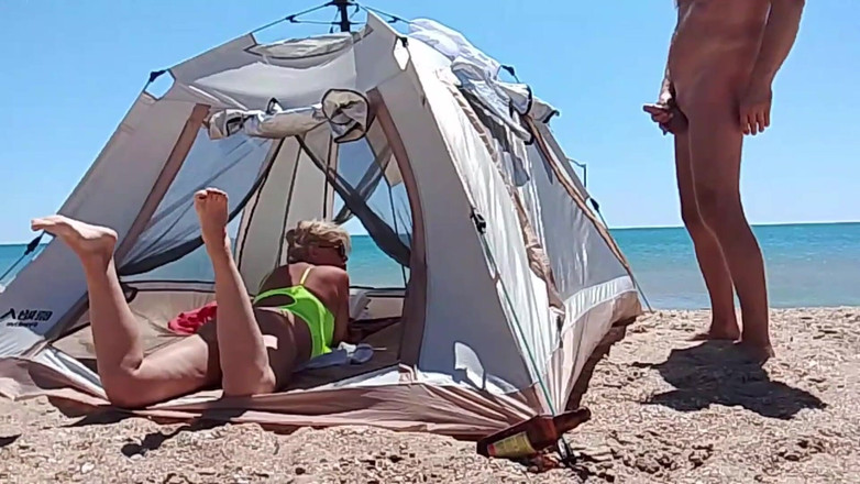 Crazyfamily 1970: Di Pantai, orang asing memancut mani di muka saya