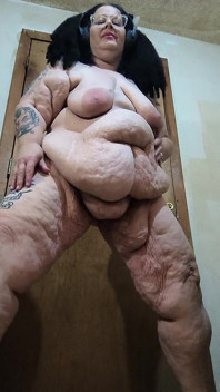 Este o baie de spermă stropi când ea se fute cutia picurând în cur