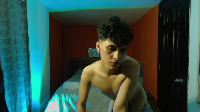 Artesensual: Deel 2 Femboy gaat helemaal naakt en danst voor haar publiek