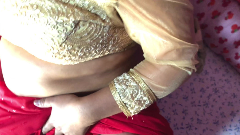 Lustybaby605: Nepálská kráska v Sárí dostane hardcore sex a creampie