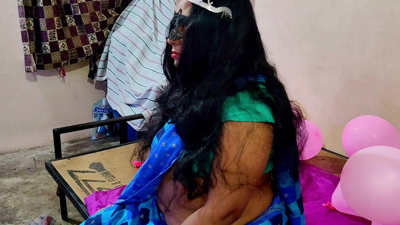 Annubhabhi4: Индийская домохозяйка в её день рождения