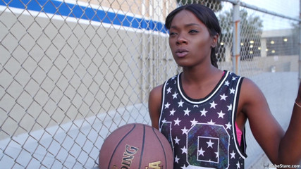 Lesbian Babe Stare: Două femei negre fierbinți își devorează corpurile reciproc