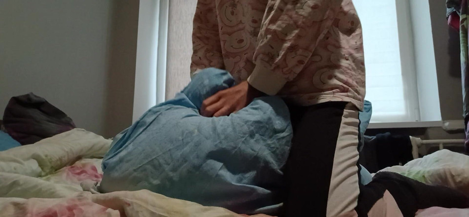 Lesbian-illusion: Ragazza super magra si strofina la figa su un cuscino...