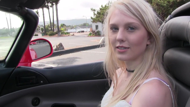 Perv Milfs n Teens: Lily Rader houdt een lekkere tuf blond haar op haar...