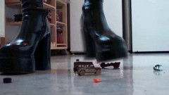 Foot Girls: Miażdżące małe zabawki