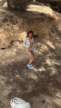 Gunoi afară în parc lângă zona de picnic
