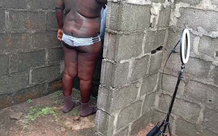 Sexydaddy: Dwóch bandyckich facetów pieprzy pulchne dno w nieukończonym budynku