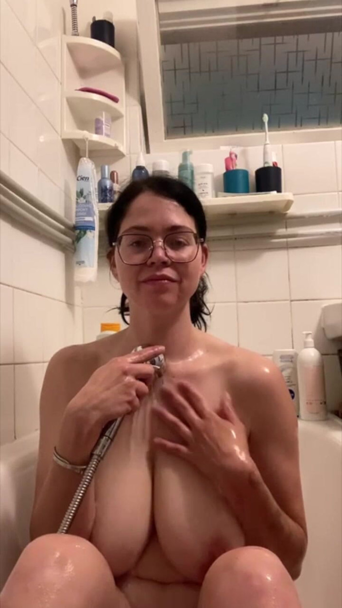 Shione Cooper: Meine riesigen titten in meiner Badewanne zu hause waschen und...