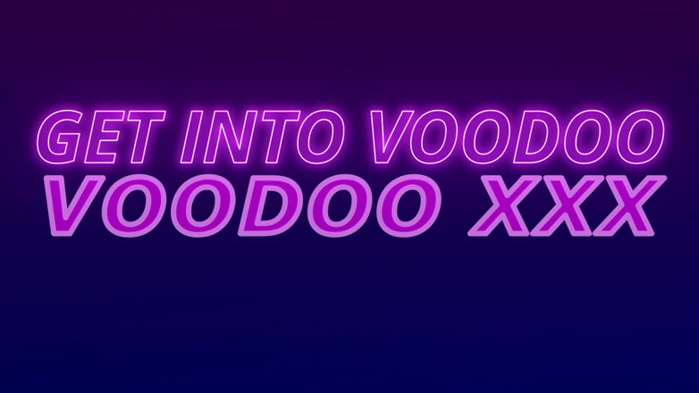 Voo Doo XXX: Сексуальная миниатюрная милфа-блондинка мастурбирует