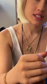 La mujer bonita Honeybunnyba contratada para chupar
