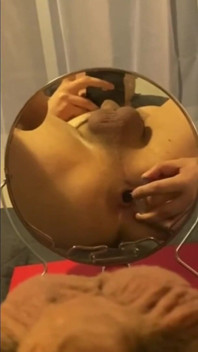Un Joven Jugando Con Su Nuevo Plug, Lubricante Y Espejo Hasta Que Dispara Su Leche Caliente