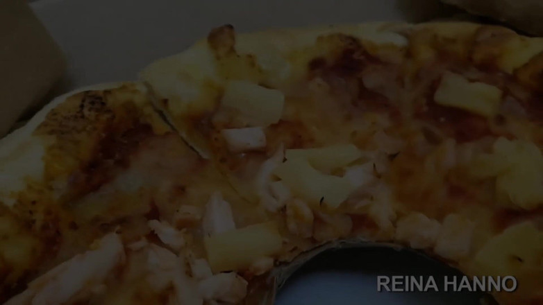 Reina Hanno: Reina Hanno Extra Stringy Cheesy Hawaiian Pizza